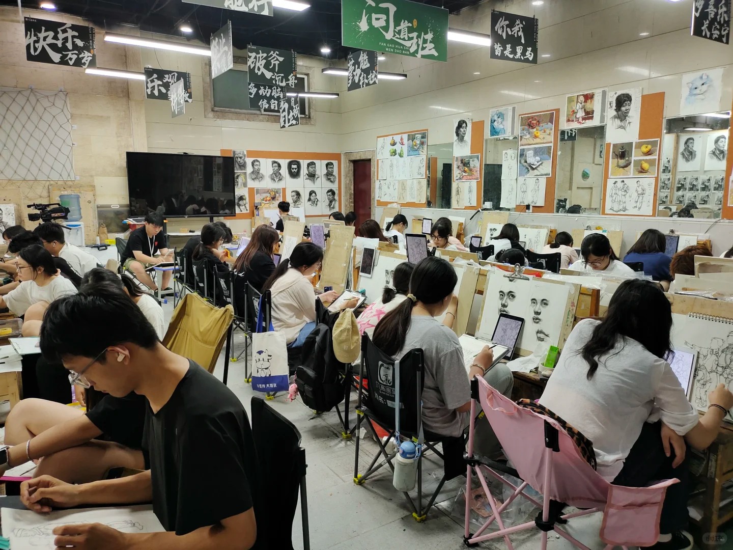 开封凡高画室美术集训班学生速写课堂